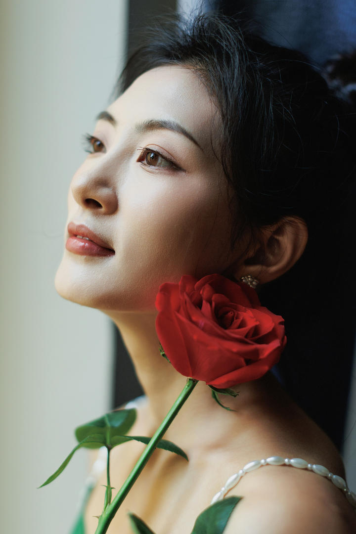 拿着玫瑰花的清纯女生头像唯美女生图片