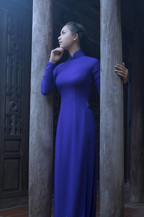 站在柱子边的越南美女高清图片