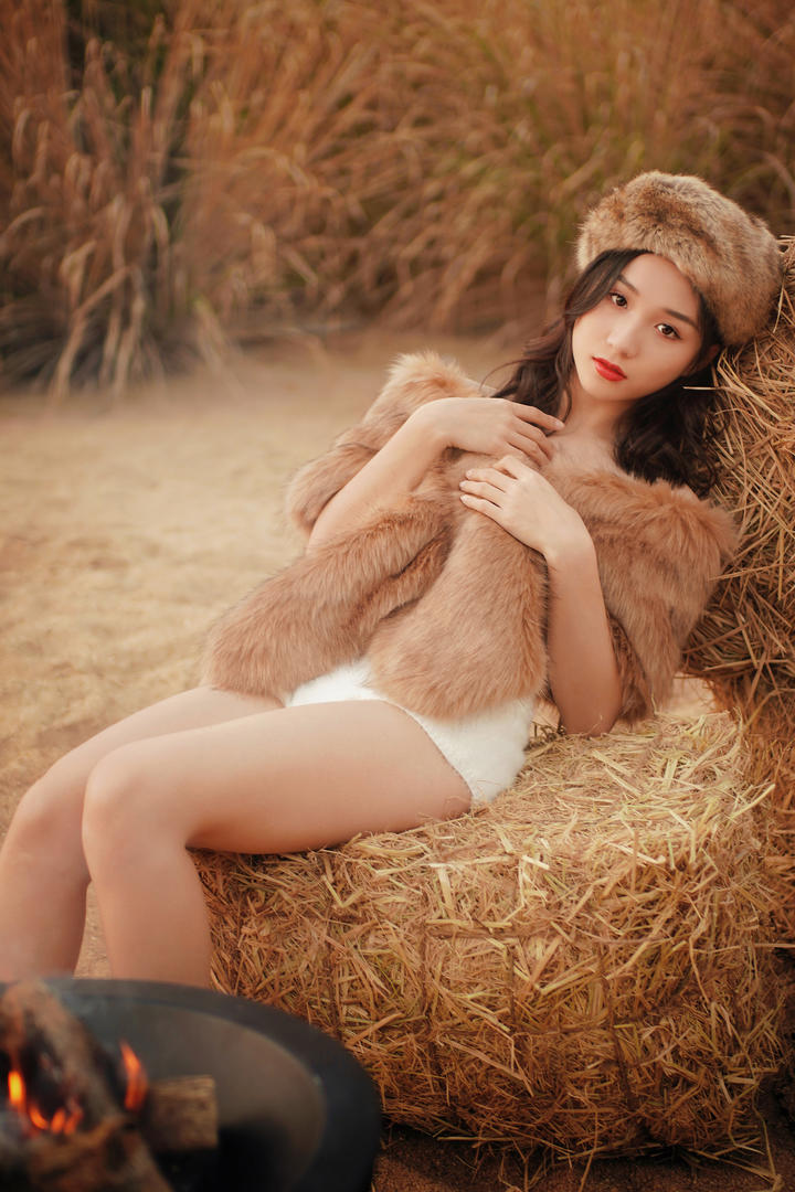 坐在草堆上的气质美女网红高清艺术照图片大全