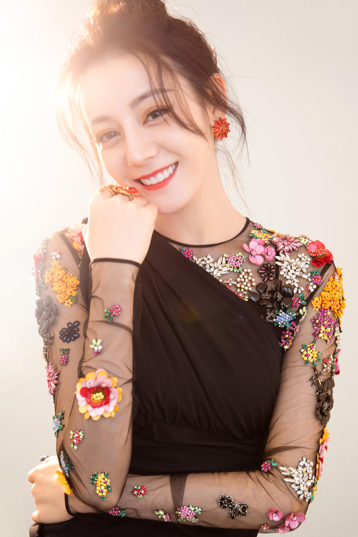 阳光下的气质美女迪丽热巴写真