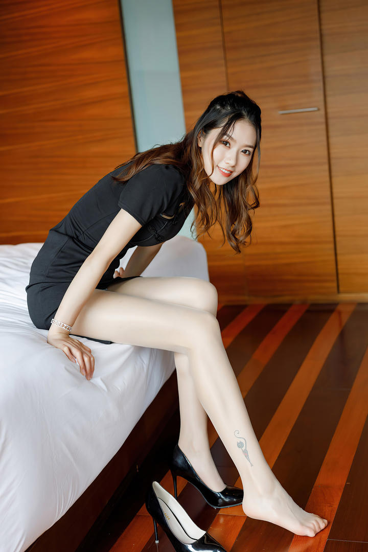 光滑性感美腿嫩模方子萱美女酒店大尺度私密照图片欣赏