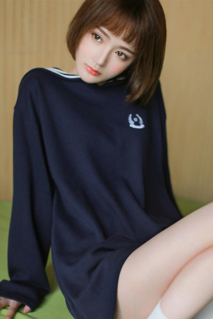 坐在地板上的清纯制服美女图片