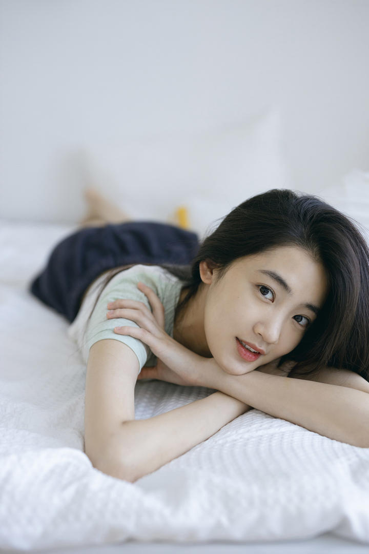 趴在枕头上的清纯女孩高清图片