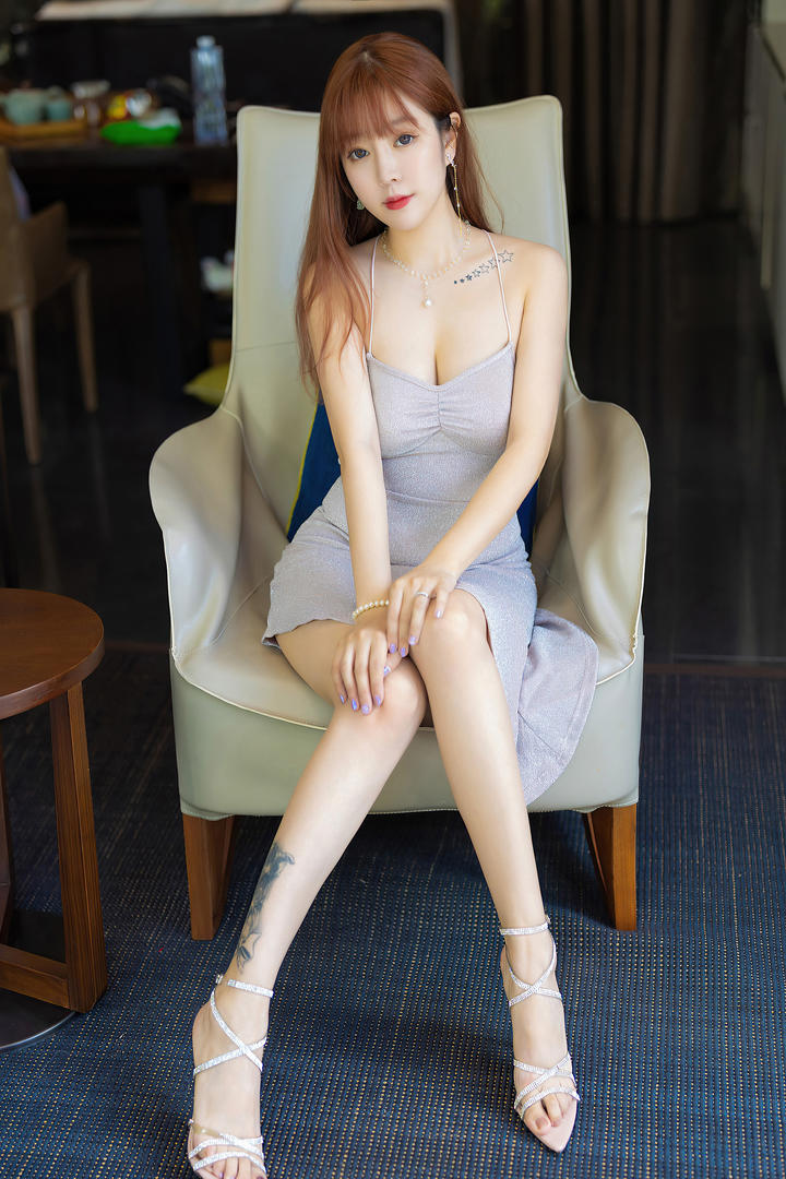 国产美女性感嫩模王雨纯吊带低胸短裙美女131写真图片