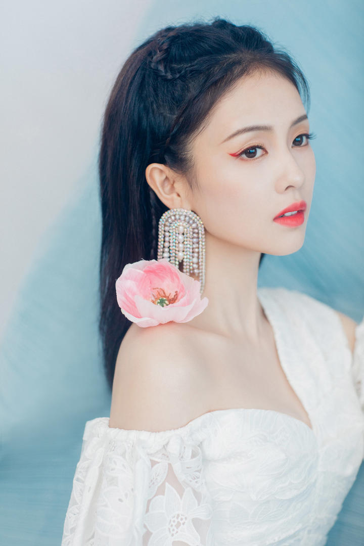 戴桃花耳环的中国美女明星白鹿写真图片