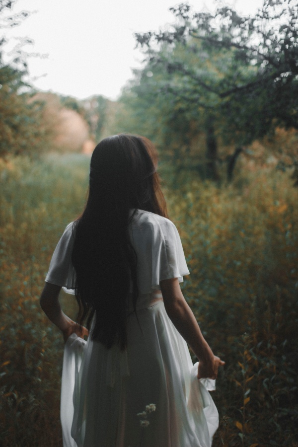 白衣少女背影图片