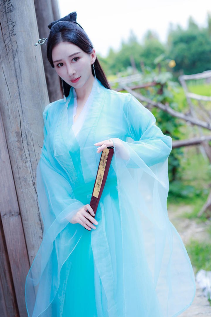 拿着纸扇的古装美女图片