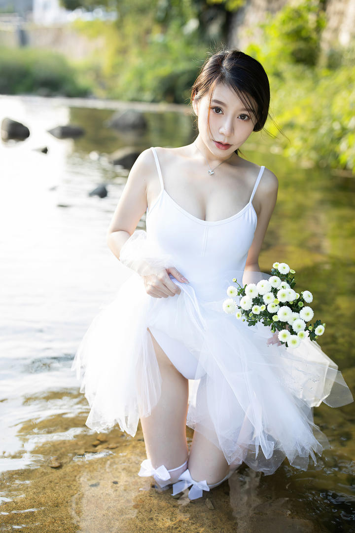 跪在小溪里的唯美女生头像嘉宝贝儿写真图片