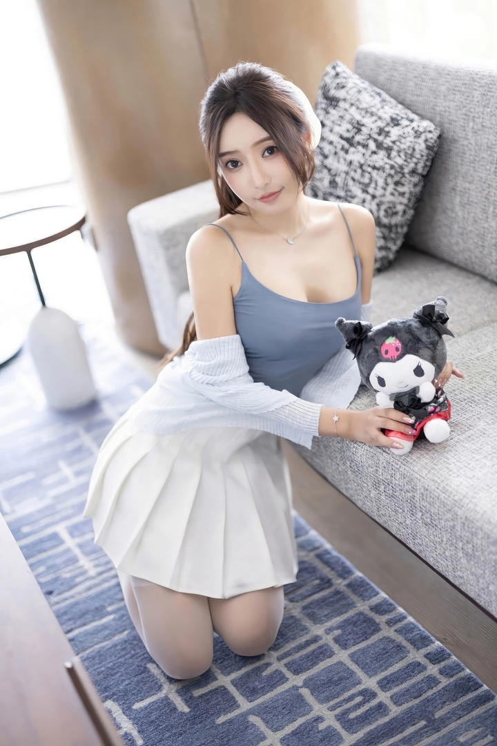 胸大的超短裙美女王馨瑶性感私房照图片