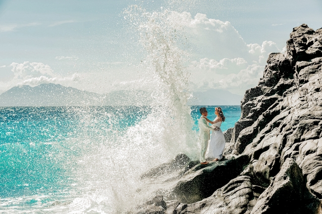 新婚夫妻大海婚纱照图片