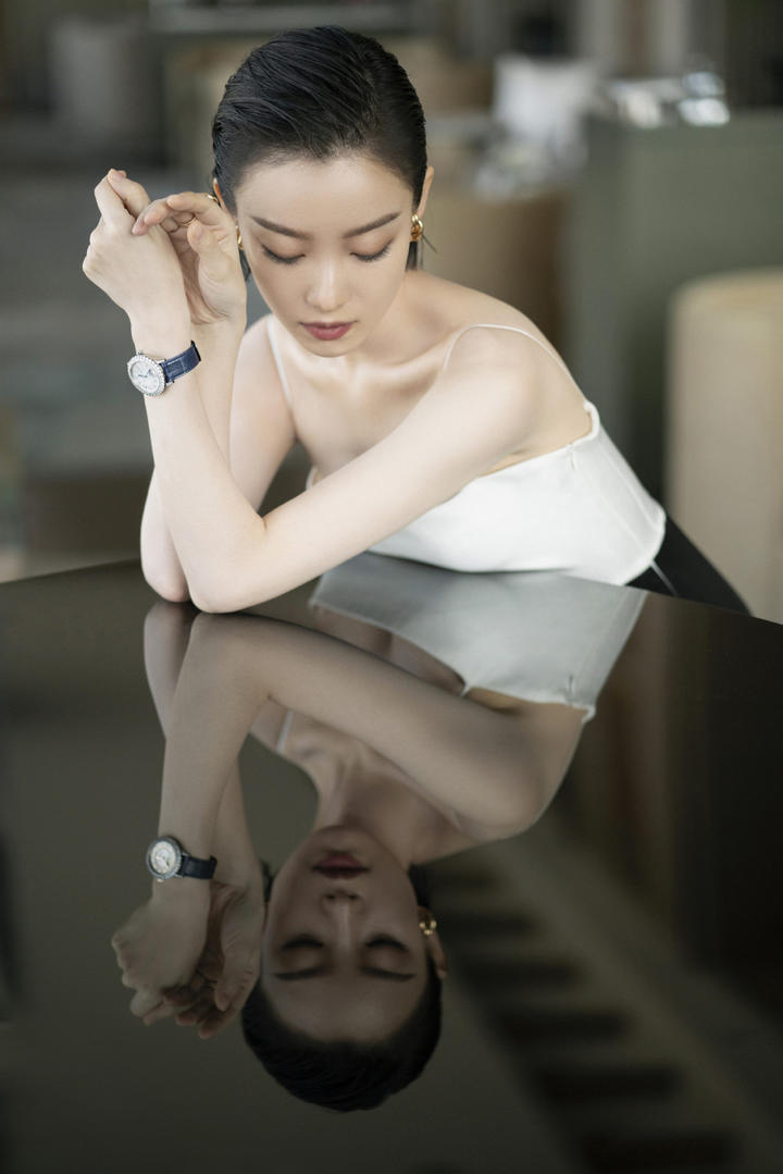 倪妮抹胸吊带迷人短发写真图片