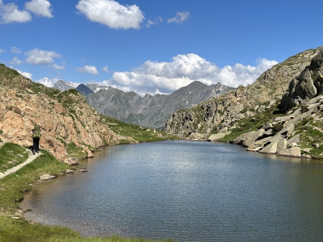 断崖山水湖泊风景图片