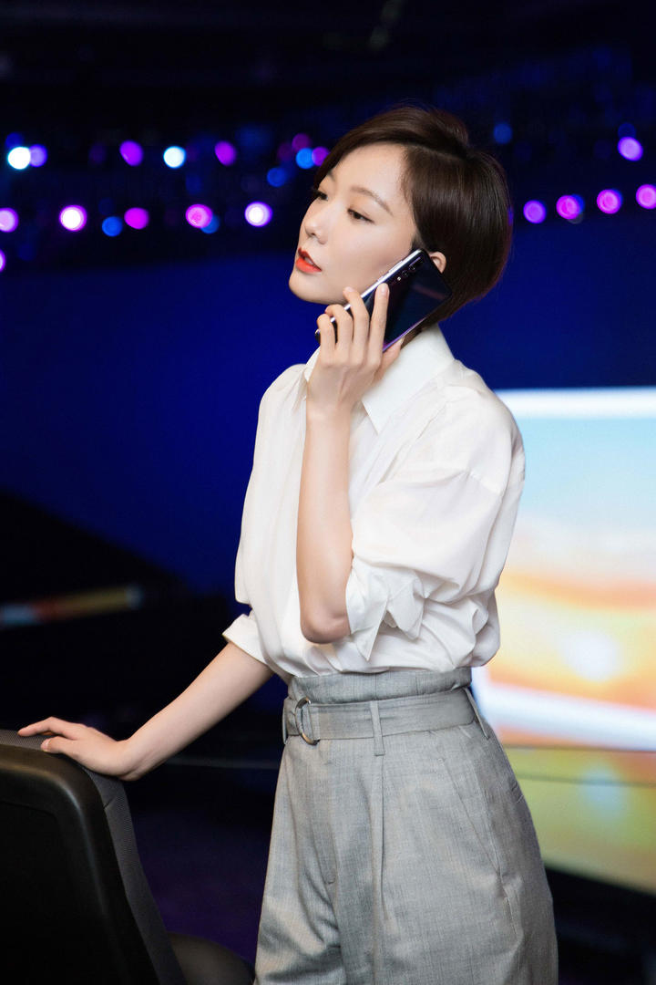 打电话的高清短发美女明星王珞丹图片