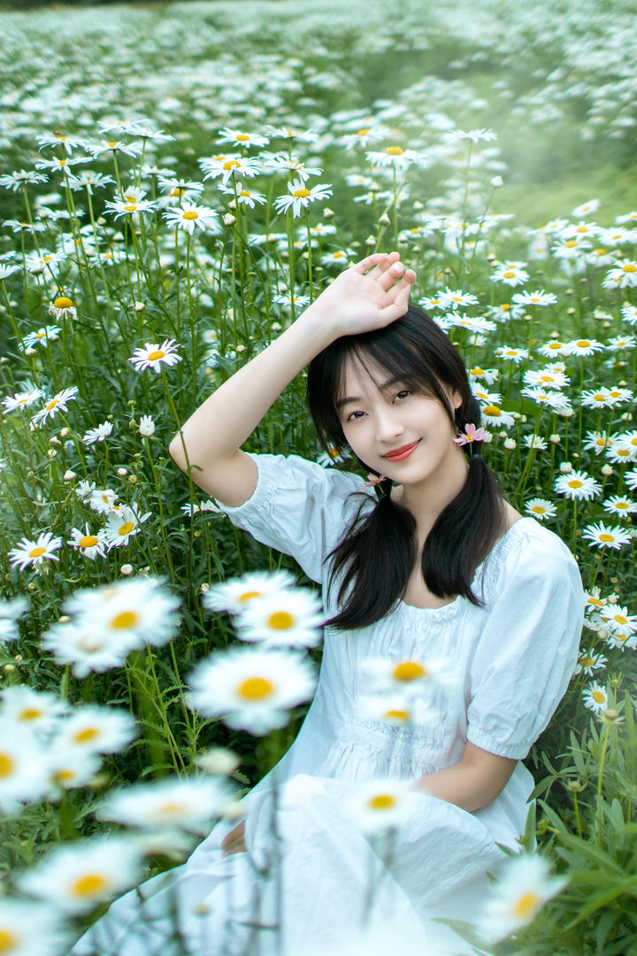花丛里的甜美养眼女生头像图片下载