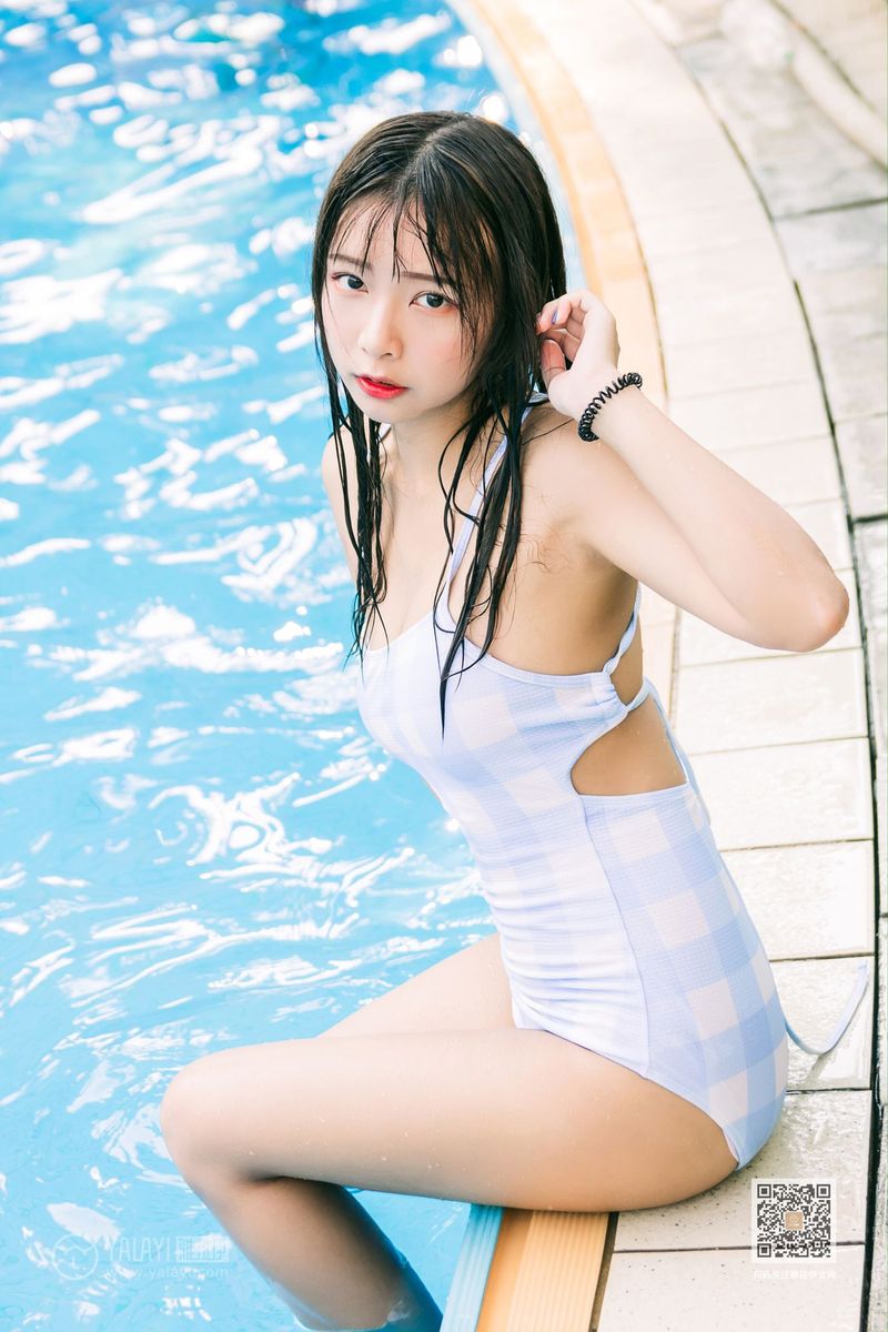 YALAYI雅拉伊美女模特阿禾泳池比基尼湿身诱惑夏日回忆写真