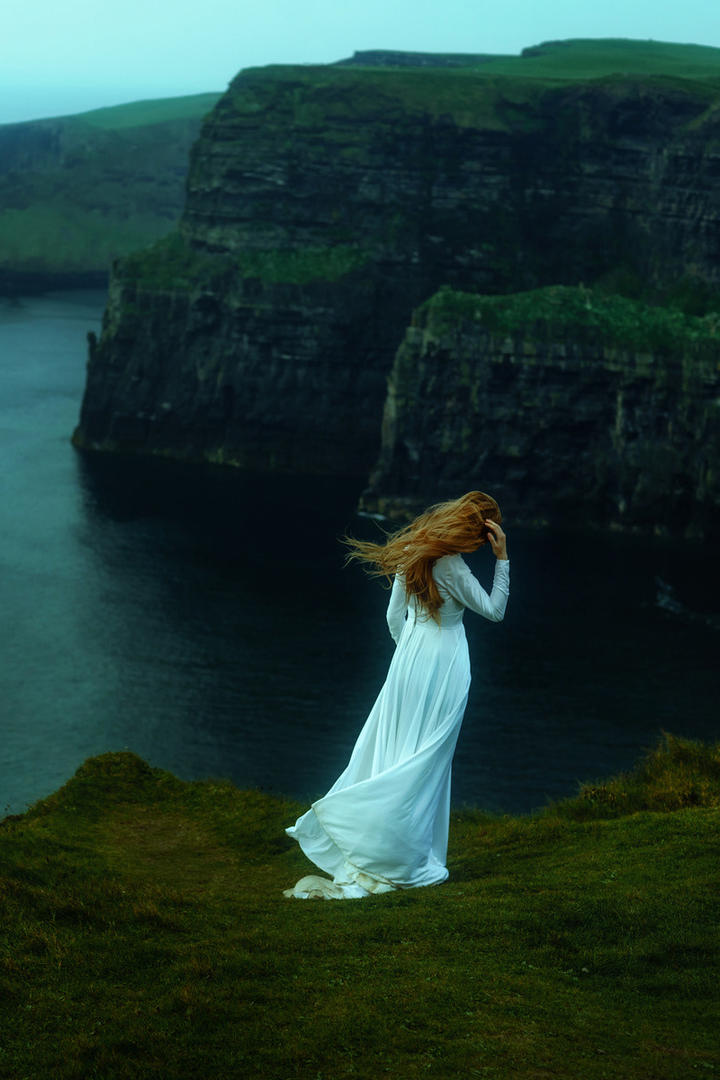 站在山坡上的国外美女背影图片