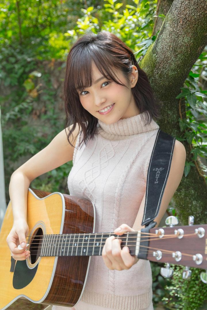 弹吉他的清纯美女写真