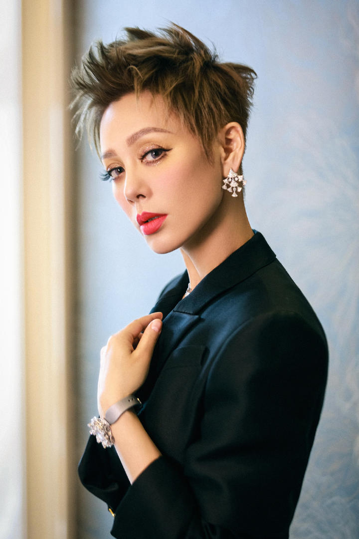 气质女神宁静短发性感写真图片