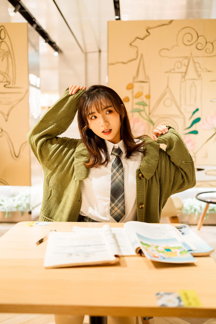 做作业的果果女生头像真人图片