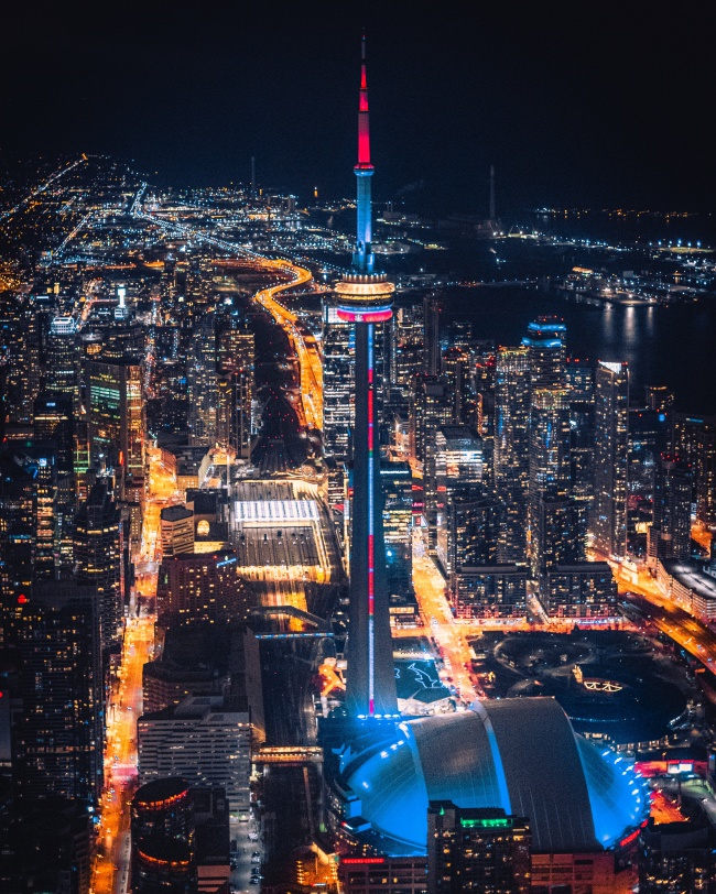 夜晚灯光璀璨的城市图片