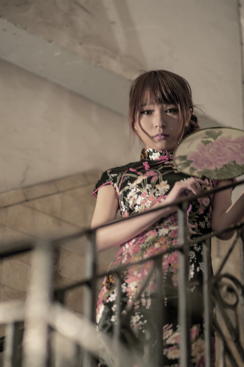 夜晚街道上的旗袍女子