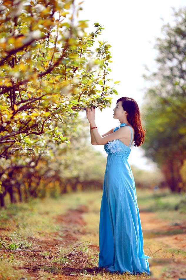 美女蓝色典雅礼服遮不住美女凹凸身材