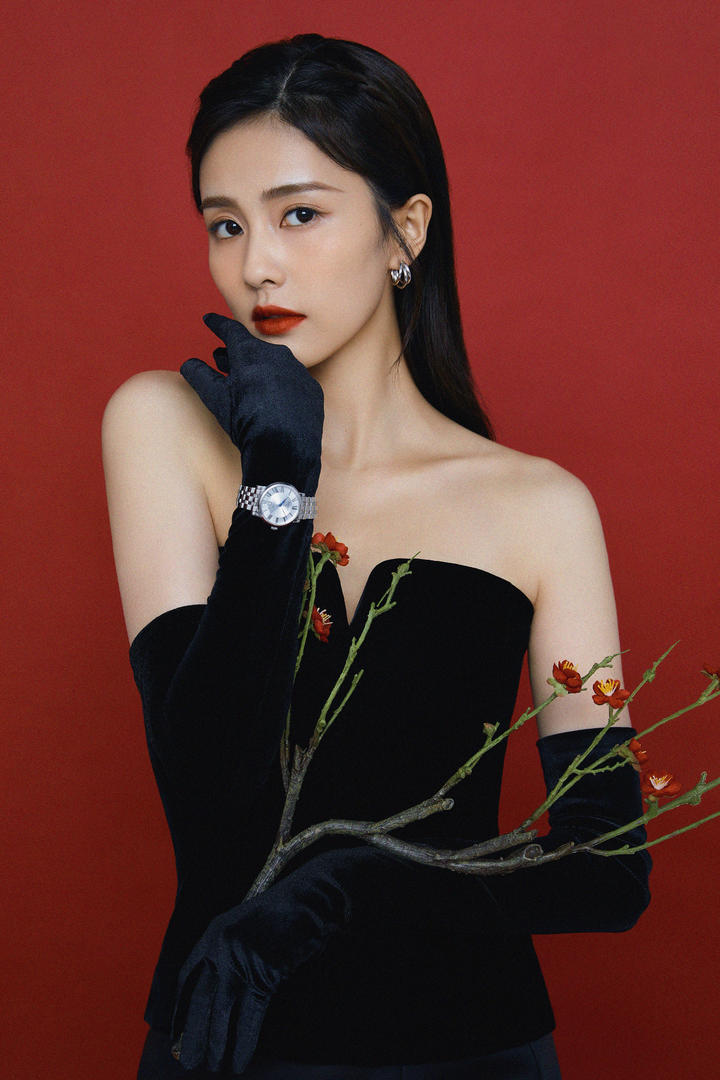手拿红梅的中国美女明星白鹿写真图片