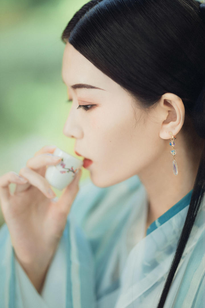 品茶美酒的中国古风古装美女高清艺术照图片
