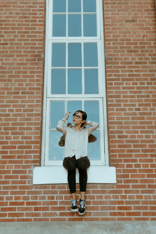 女人坐在窗户边图片