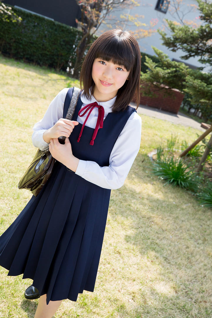 站在草地上的高清日本清纯美女学生图片