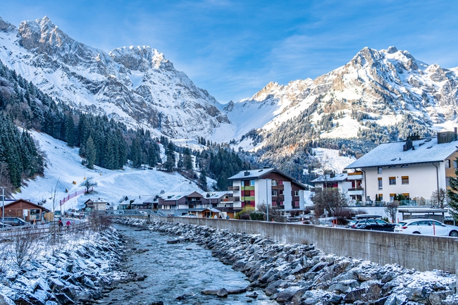 瑞士雪域高山房屋雪景图片