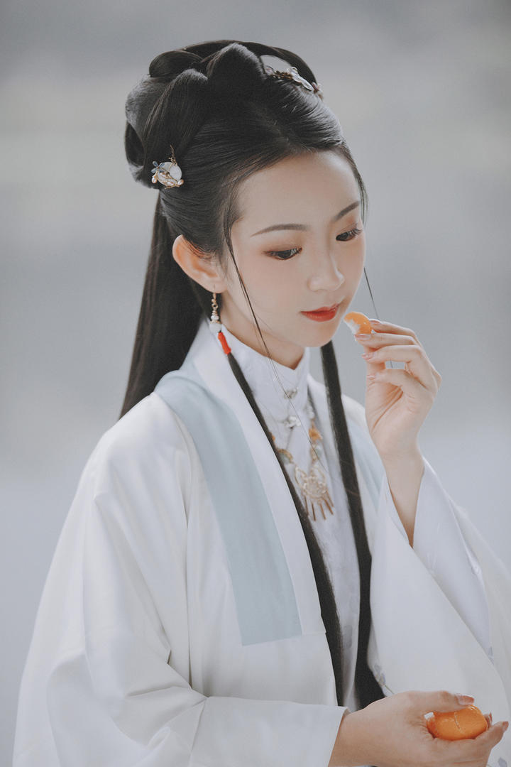 吃橘子的高清古装美女图片