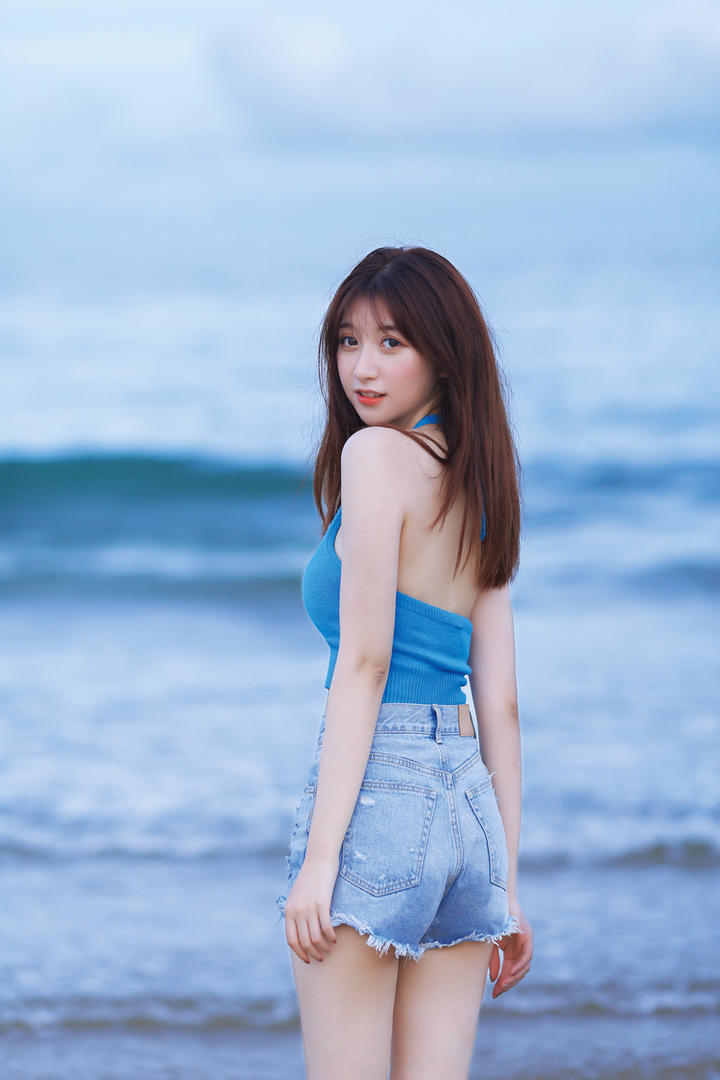 唯美清纯美女背影海边摄影写真图片