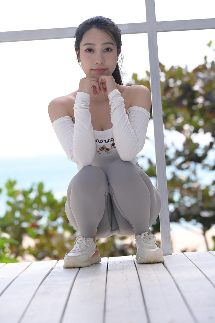 灰色瑜伽裤美女模特高清美女壁纸图片下载