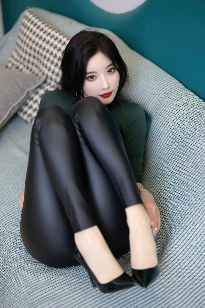 尤果网知名美女嫩模杨晨晨紧身皮裤诱惑写真图片