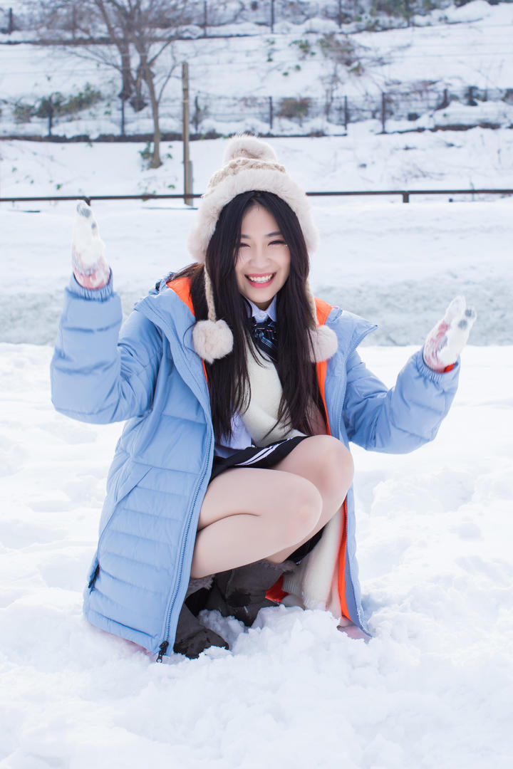 玩雪的清纯女生摄影图片