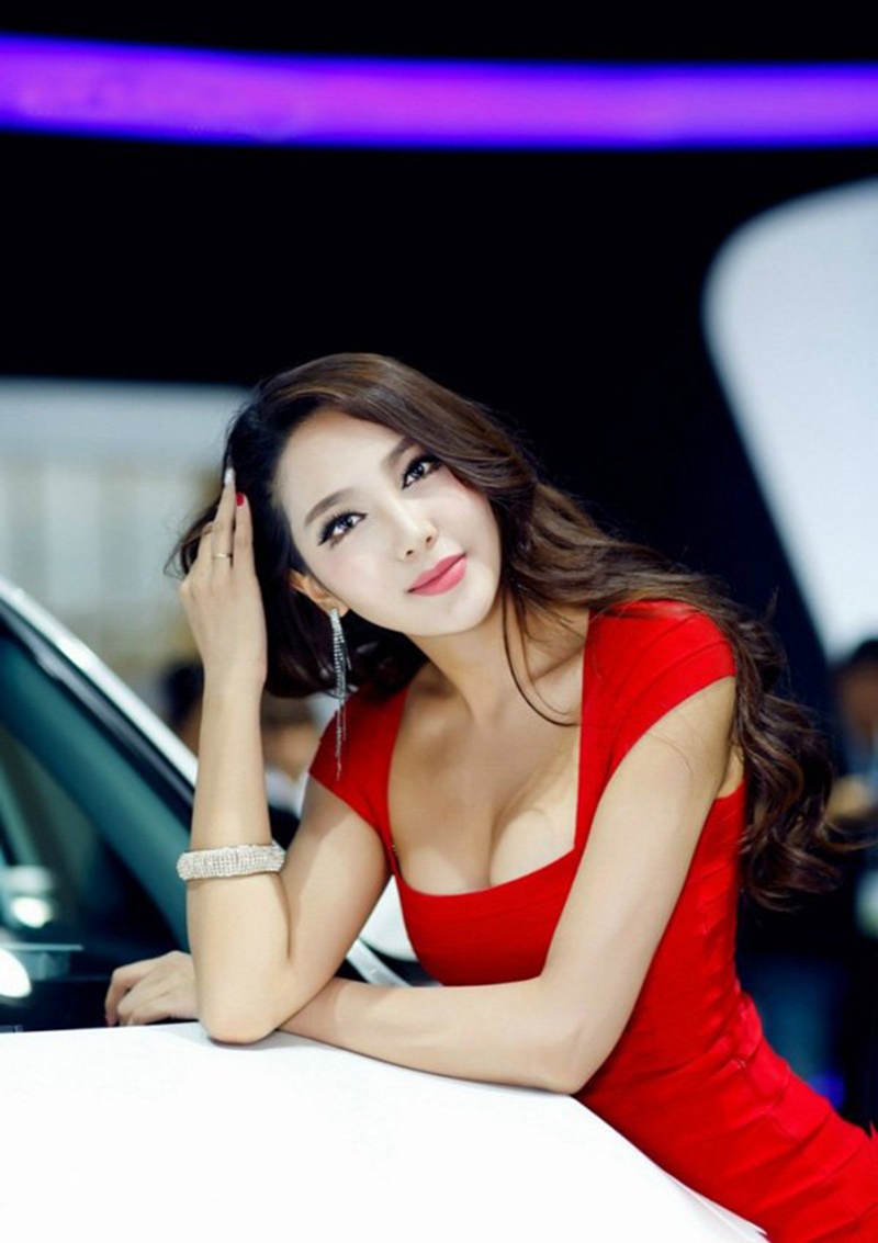 红艳美女车模性感红唇靓丽写真