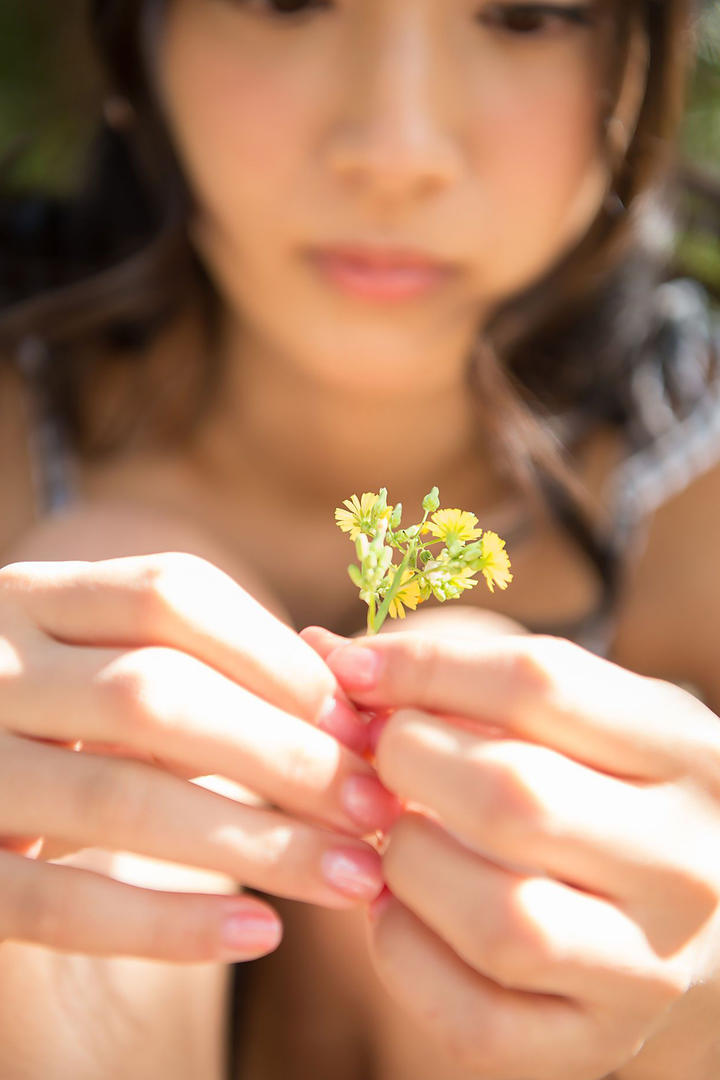 拿着花朵的高清日本美女写真