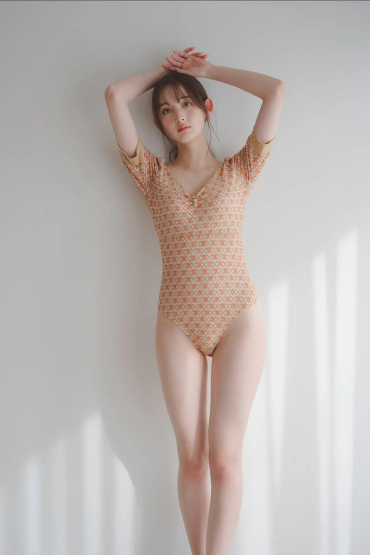 日本少女性感泳装图片