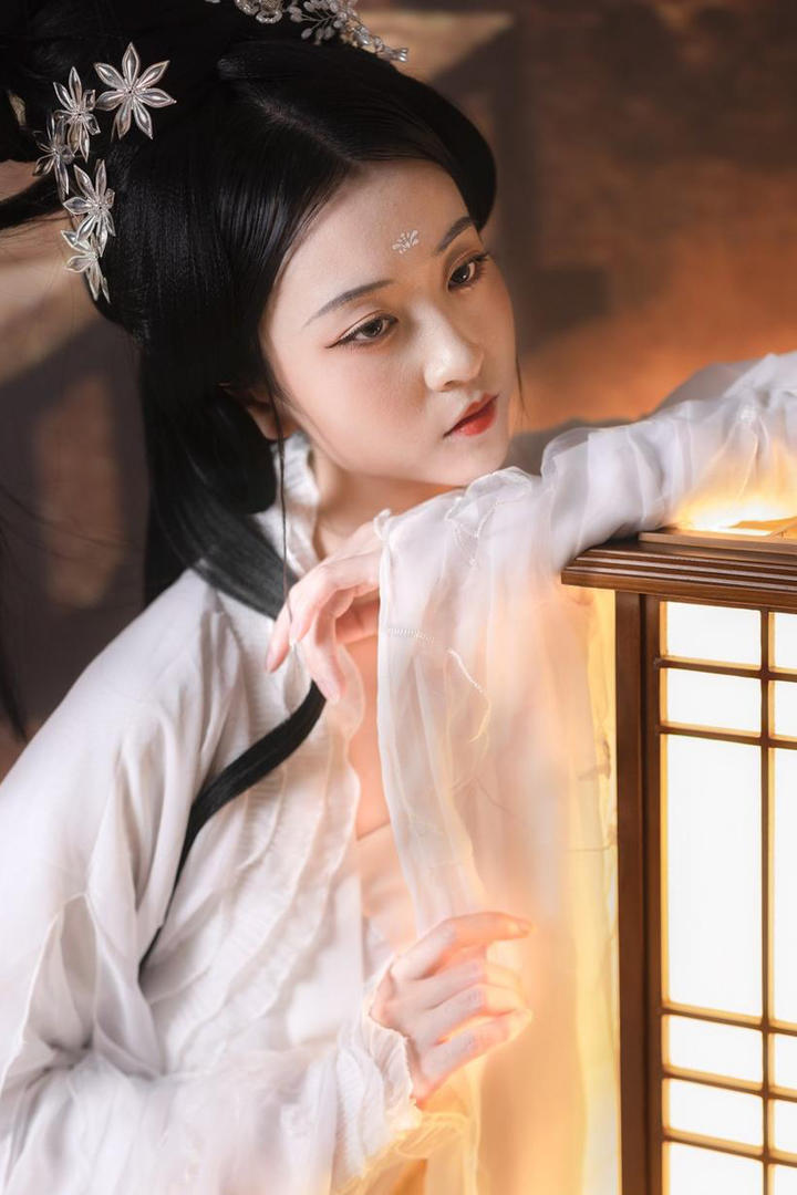 忧郁伤感的古装美女摄影图片