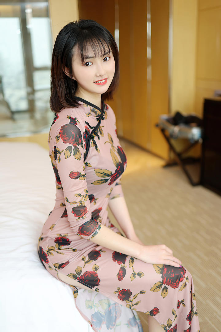 清纯漂亮的旗袍美女墨韩酒店私房照图片
