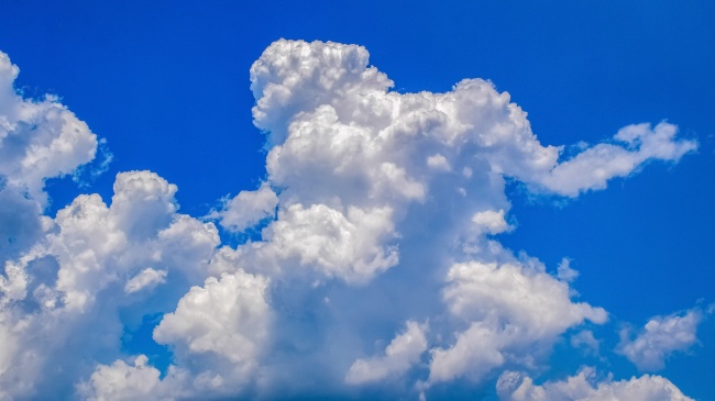 蔚蓝天空积云图片