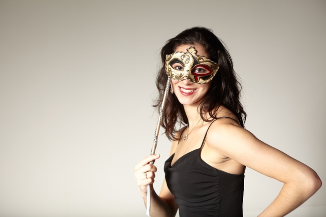 戴化妆舞会面具的性感美女图片
