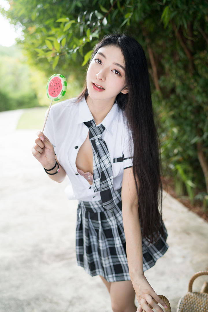 拿着棒棒糖的清超美女写真图片