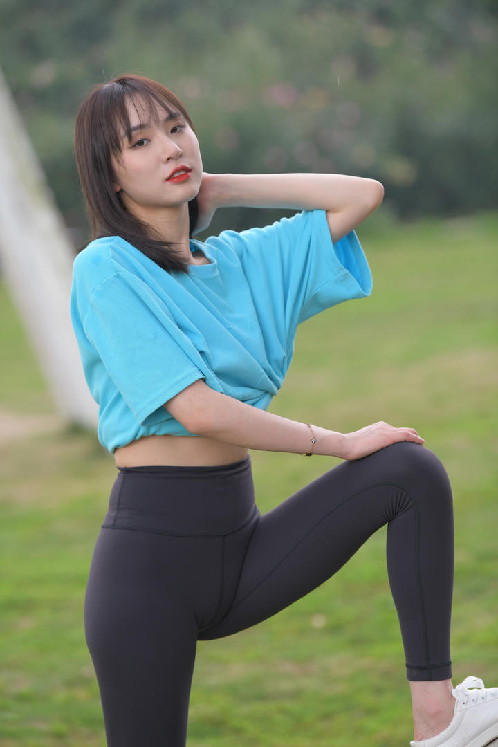 黑色紧身裤女生唯美写真图片