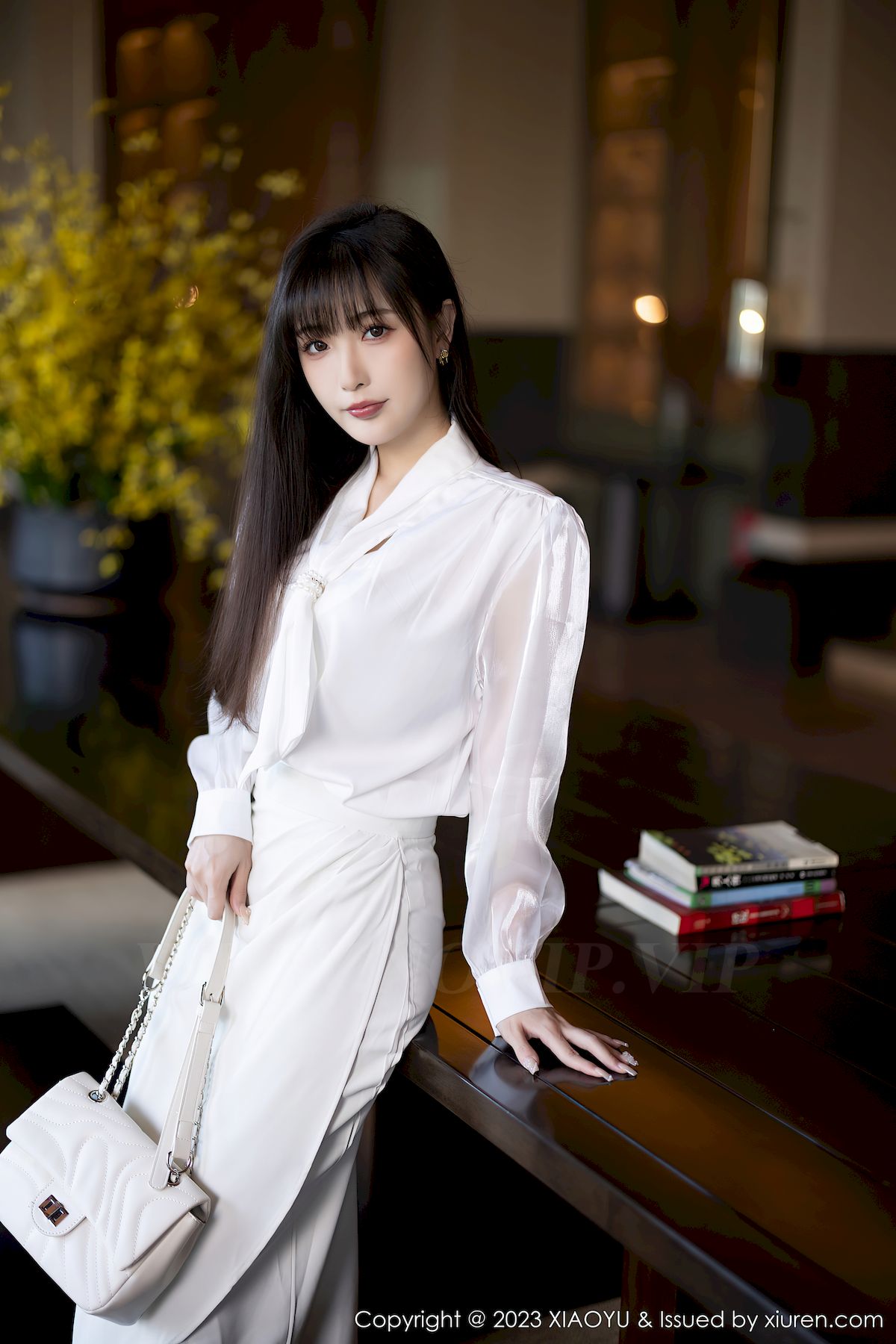 语画界美女模特林星阑白色长裙搭配原色丝袜惠州旅拍