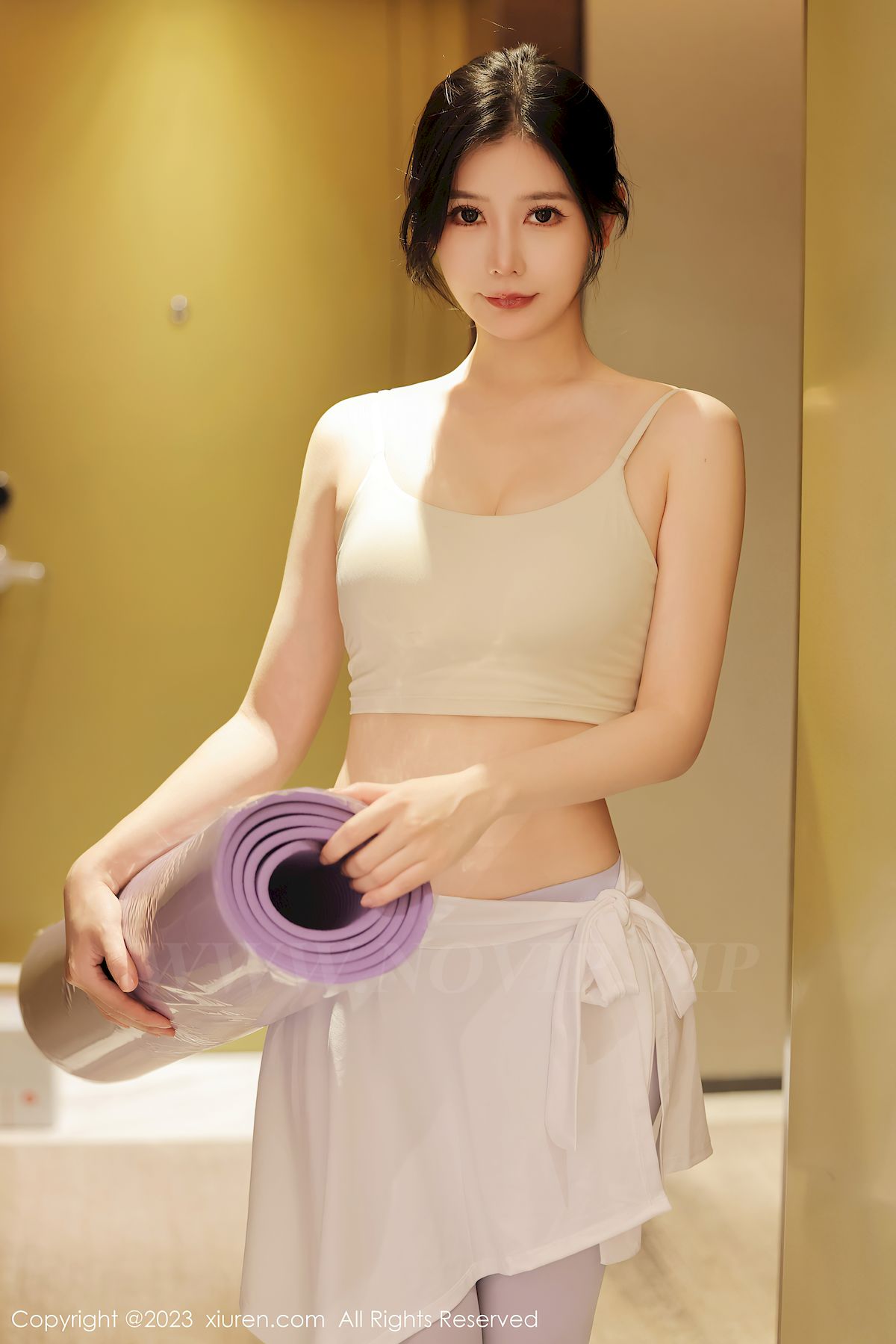 秀人网美女模特尹甜甜浅色运动服饰洁白肤色广州旅拍