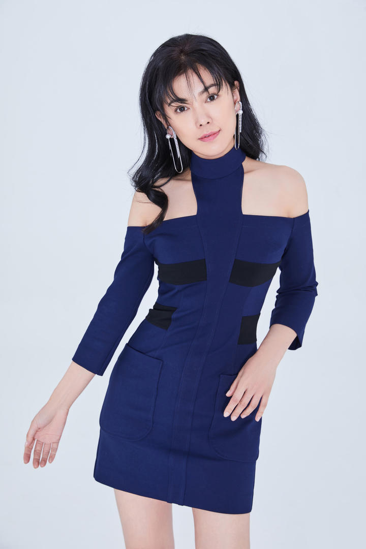 美女明星赵文琪蓝色修身小短裙气质写真图片