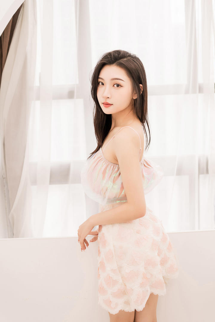 皮肤白皙的国内清纯美女壁纸图片专区