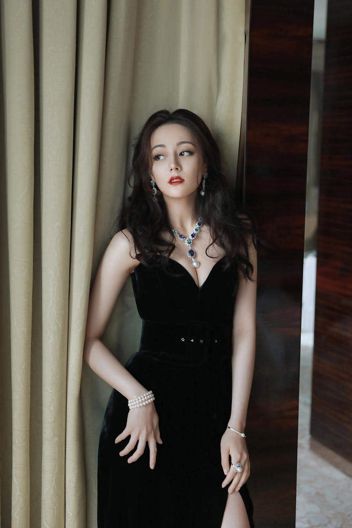 迪丽热巴穿低胸长裙性感写真图片